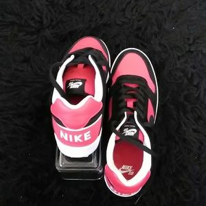 Red black and white NIKE SB skateboarding shoe